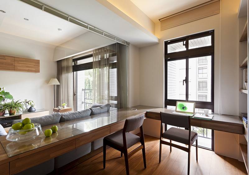 客厅独有的通透性,设计师直接将客户隔断做了一个书房,连排的实木桌面