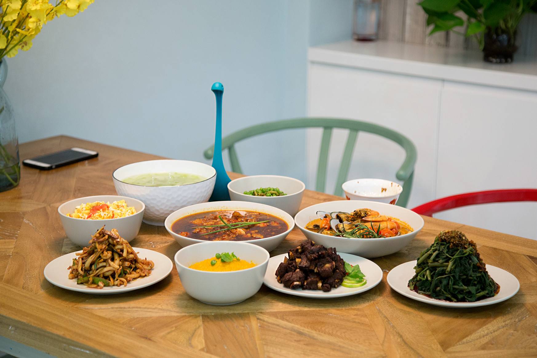 普通家常便饭摆在纹理清晰的木质餐桌上也是很有逼格呢,感觉食欲膨胀