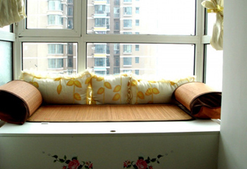 想要在阳台安置一张床，怎么设计？